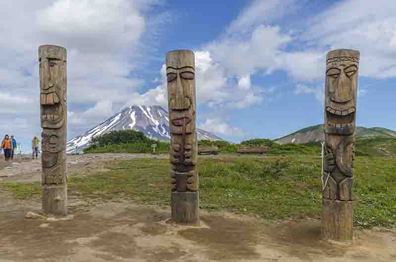 146 - Rusia - Kamchatka - paso Vilyuchinskiy - totems